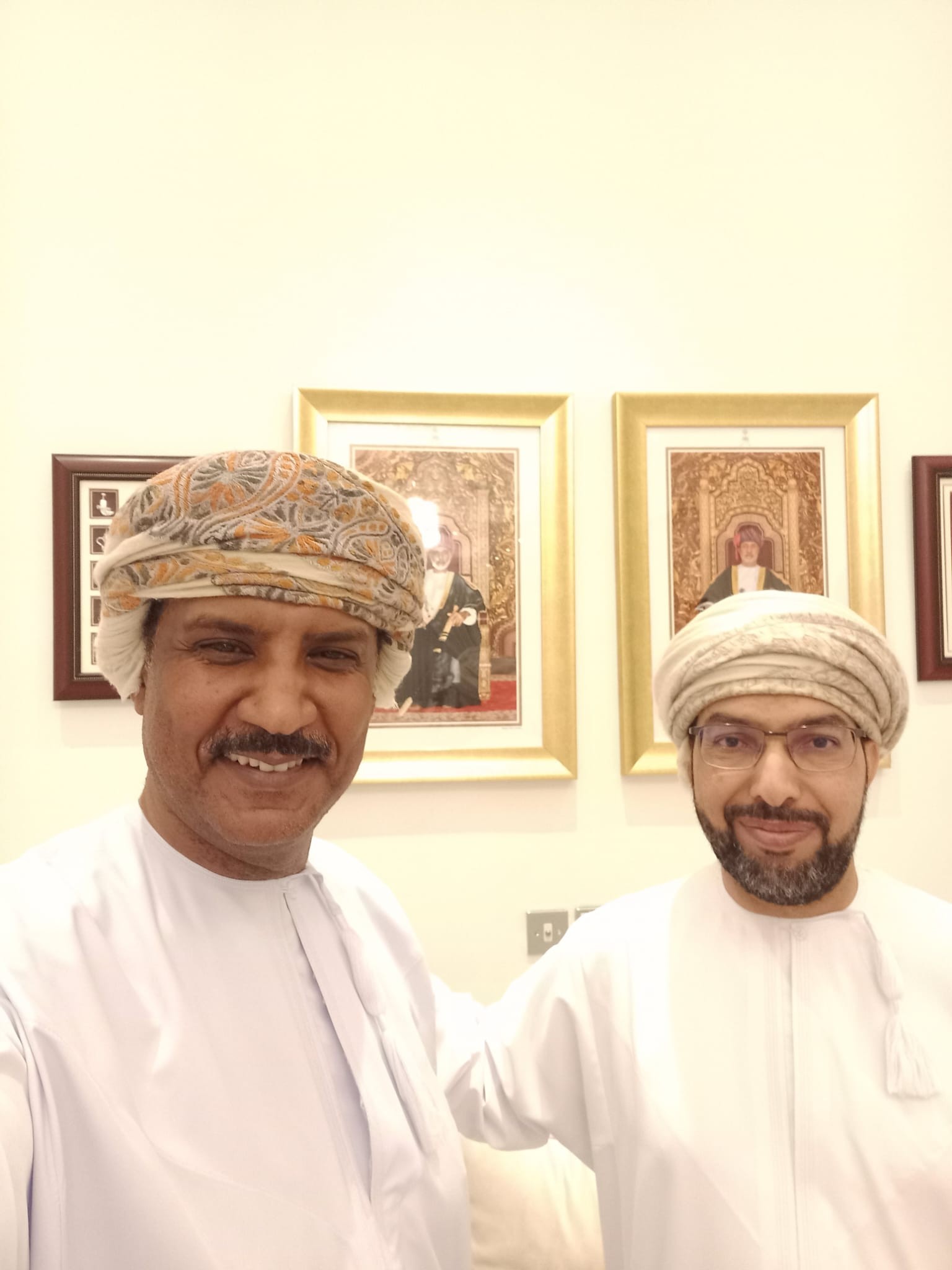 سعادة السفير صالح الخروصي والاعلامي طالب الشحري.jpg