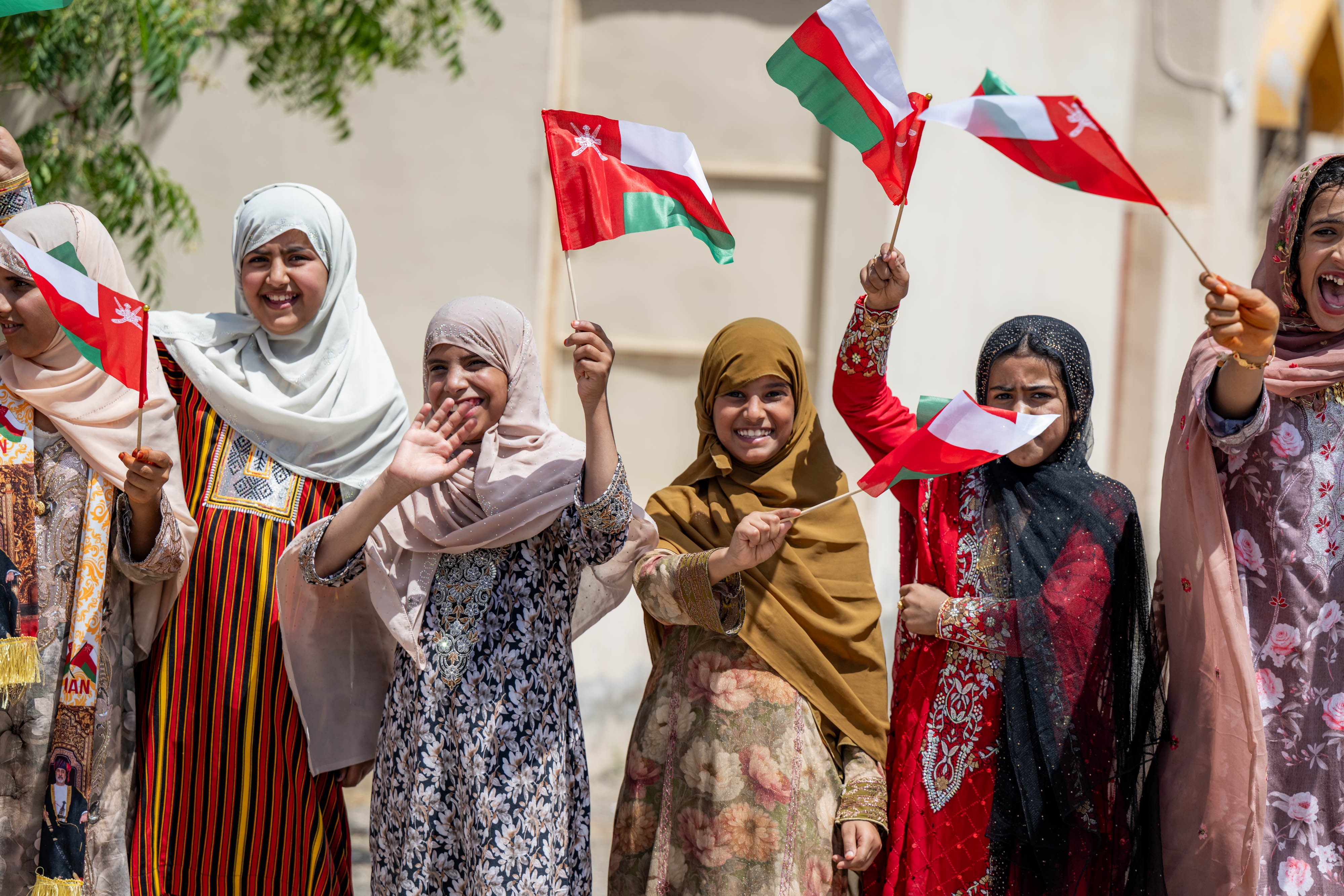 استقبال المواطنين لجلالة السلطان في شمال الشرقية (11).jpg