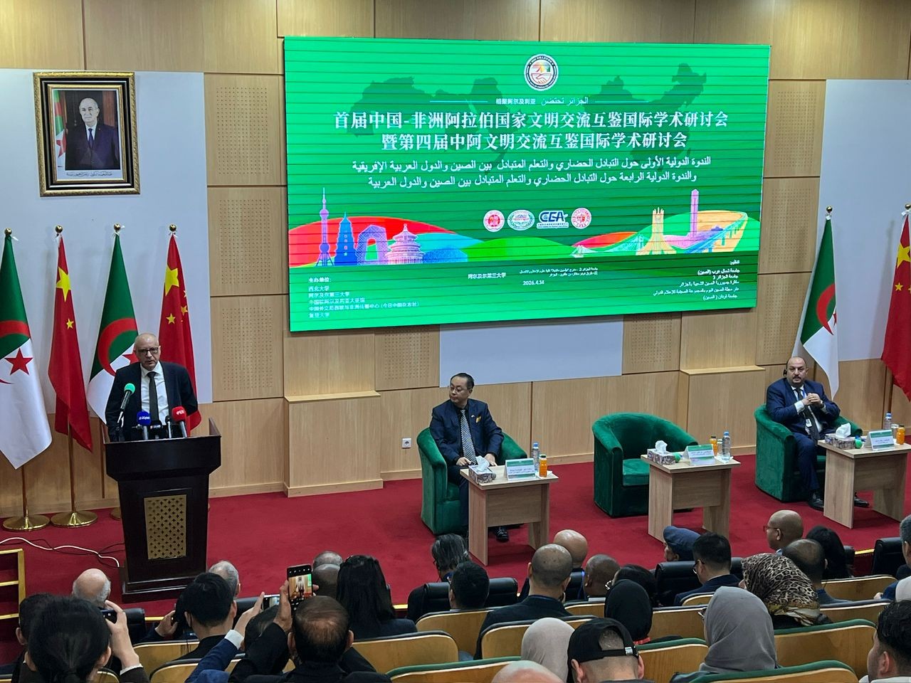 خلال الندوة  (1).jpg