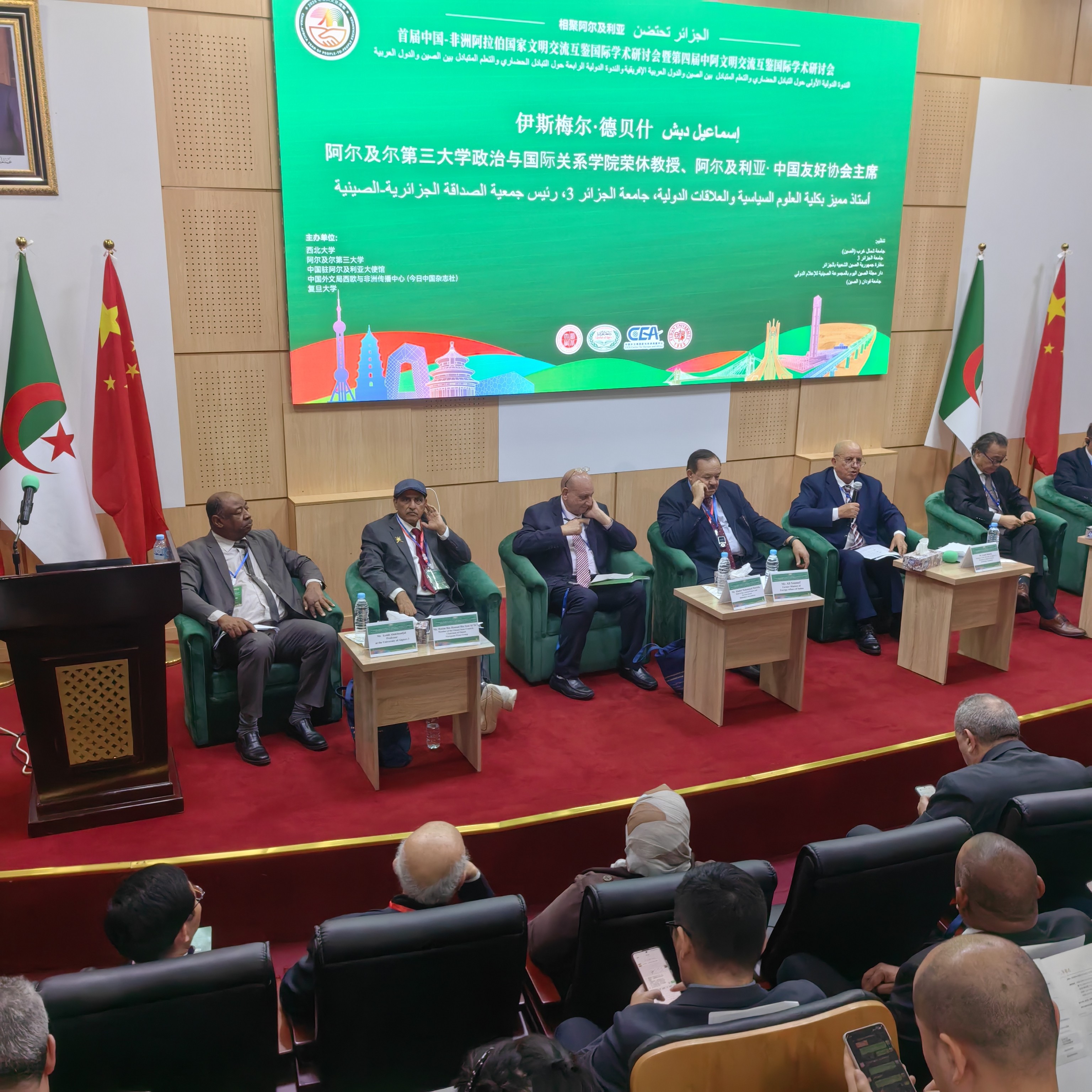 خلال الندوة  (4).jpg