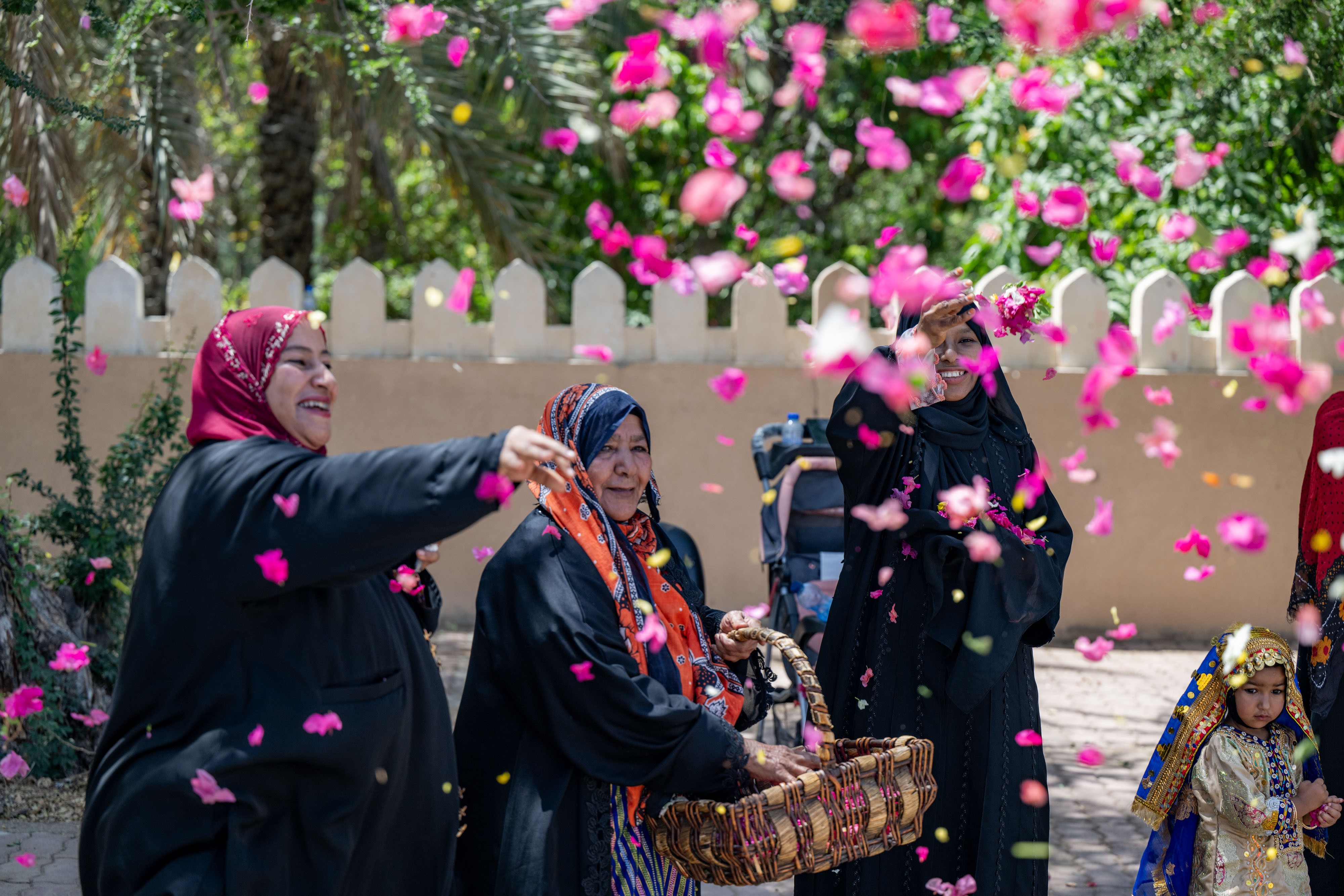 استقبال المواطنين لجلالة السلطان في شمال الشرقية (12).jpg
