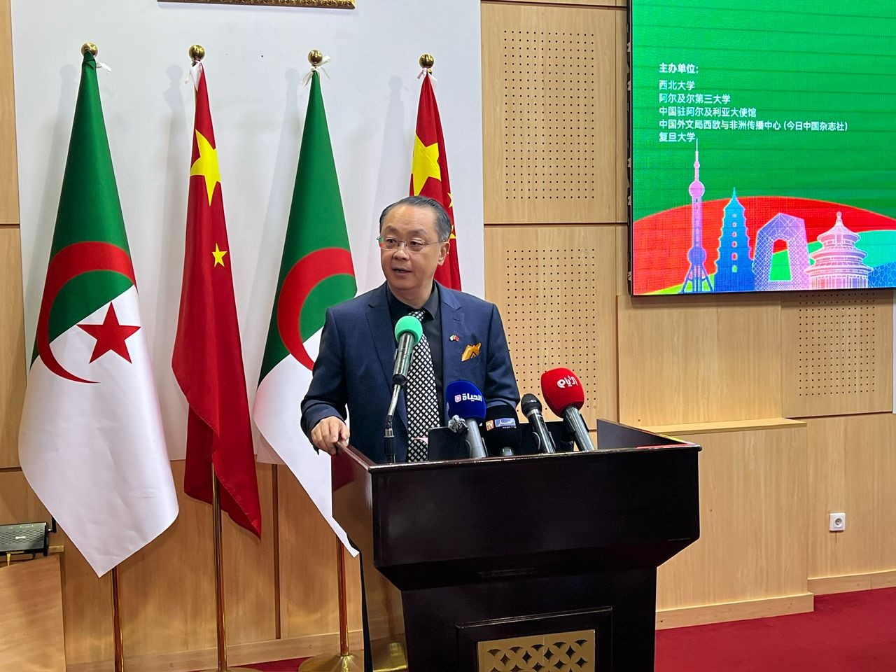 خلال الندوة  (2).jpg