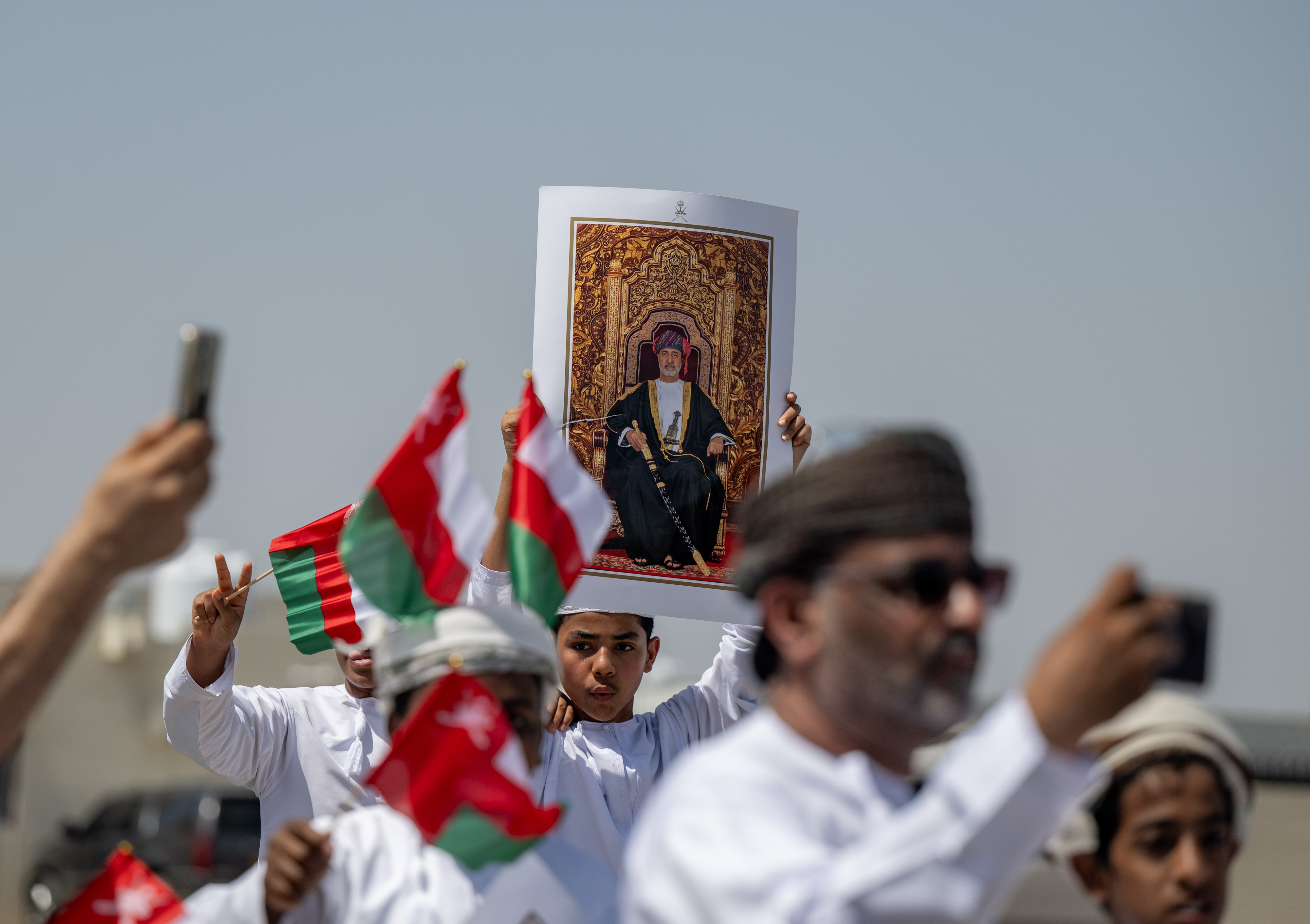 استقبال المواطنين لجلالة السلطان في شمال الشرقية (7).jpg