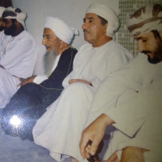 من اليمين السيد سيف بن حمد البوسعيدي والشيخ حمد بن عيسى والشيخ هاشم بن عيسى الطائي وصاحب السمو السيد برغش آل سعيد.jpeg