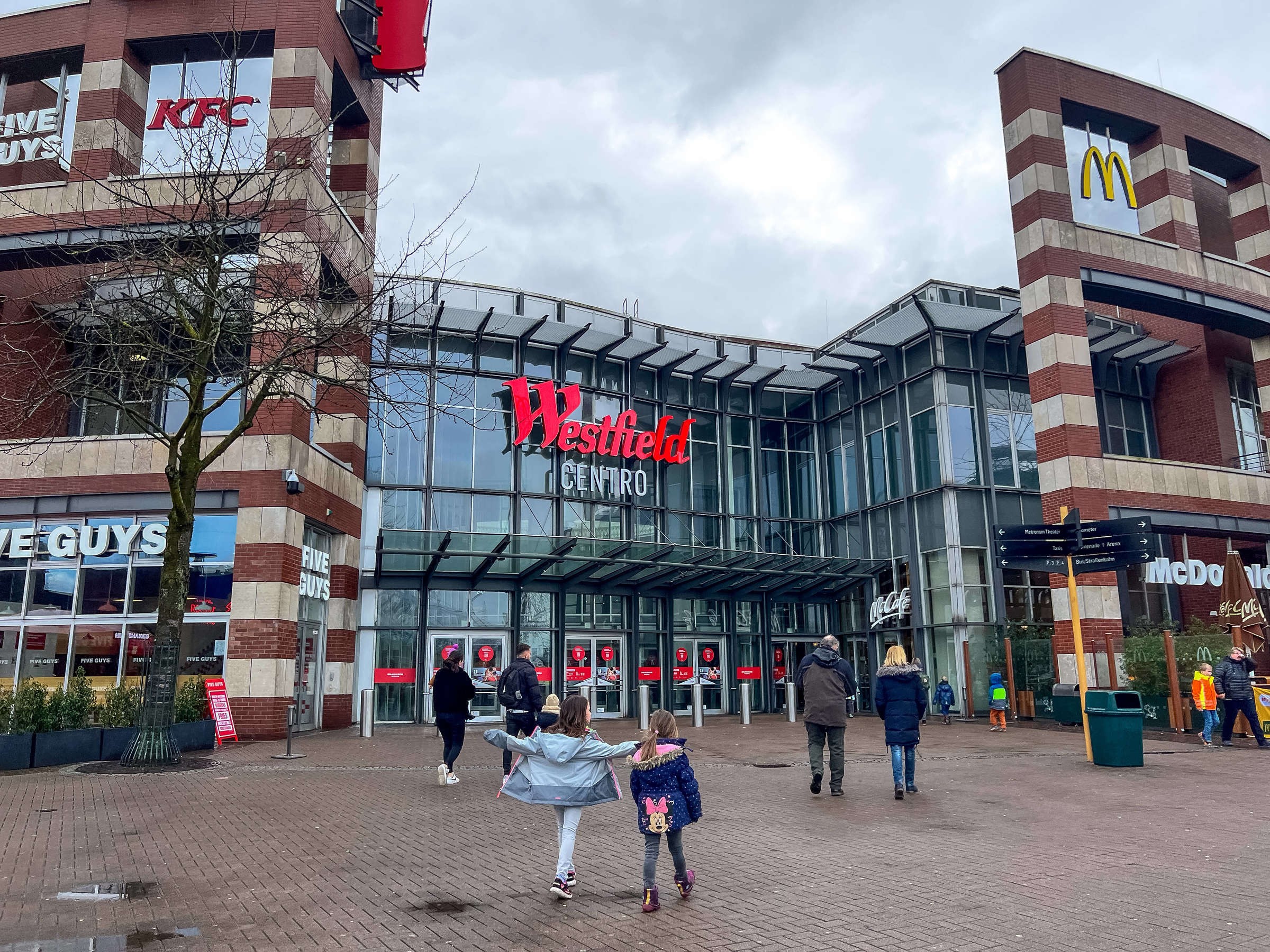 35573105-das-westfield-centro-in-oberhausen-gehoert-zu-den-groessten-einkaufzentren-in-deutschland-25GDxHz86Ve9.jpg