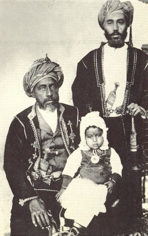 1 السلطان سعيد وطفله السلطان قابوس.jpg
