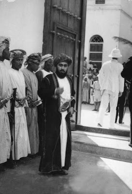 السلطان سعيد بن تيمور في قصره بصلالة سنة 1940م.jpg