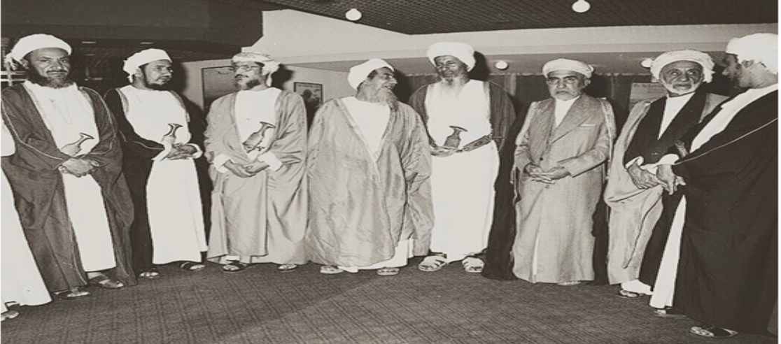 الشيخ القاضي هاشم الطائي مع القضاة والأعيان.png