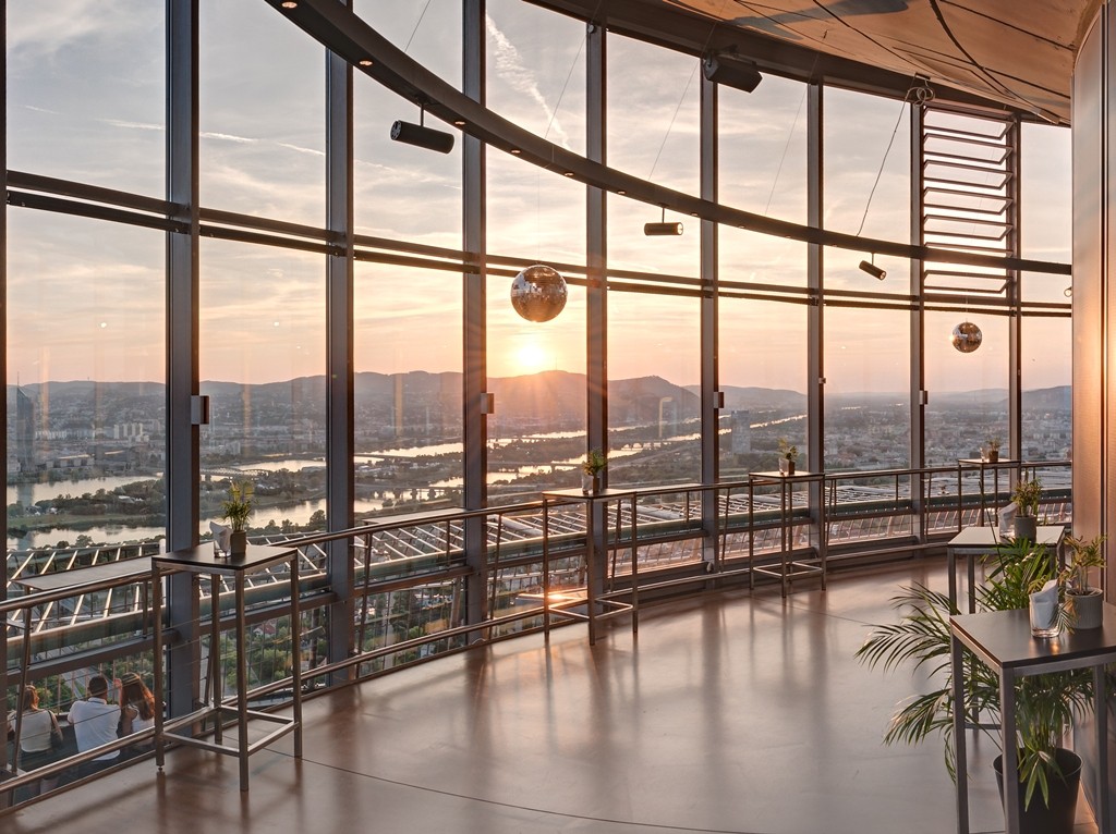 برج الدانوب – الشرفة الداخلية_Donauturm_Innenterrasse 2.jpg