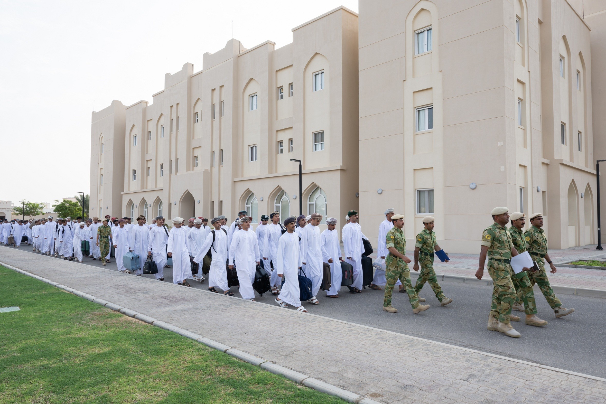 شؤون البلاط السلطاني يستقبل دفعة جديدة من الجنود المستجدين