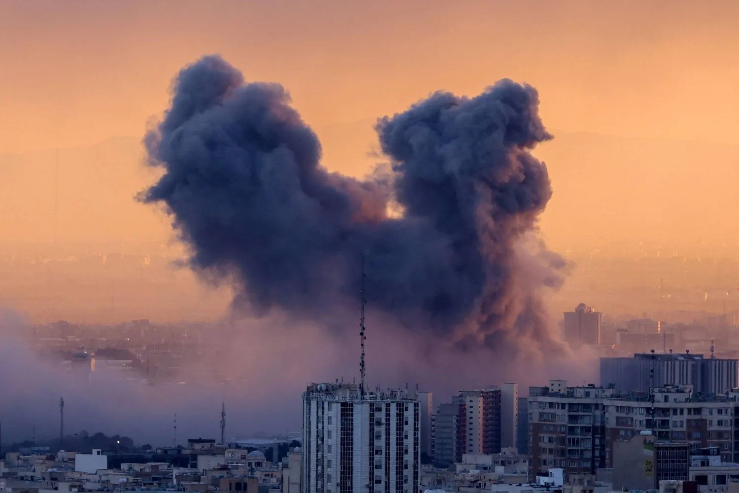 أمريكا تصعّد عسكريا.. وإيران تهدد بـ"تغيير موازين القوى"
