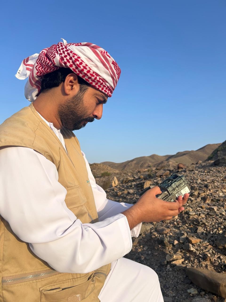 زيارات ميدانية لجمع بيانات الكاميرات الفخّية في جبل قهوان