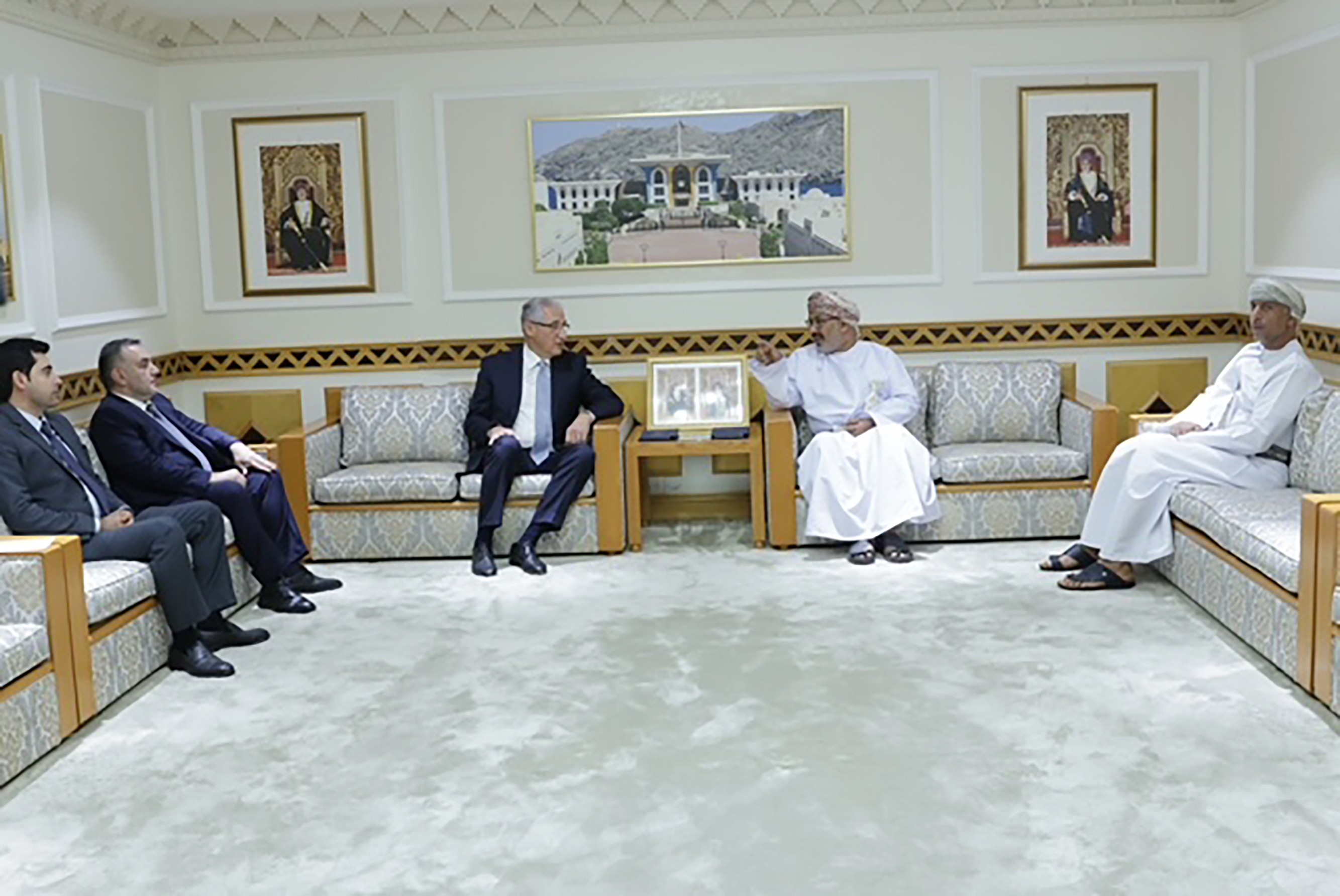 بحث سُبل تعزيز التعاون الاقتصادي بين عُمان وأذربيجان