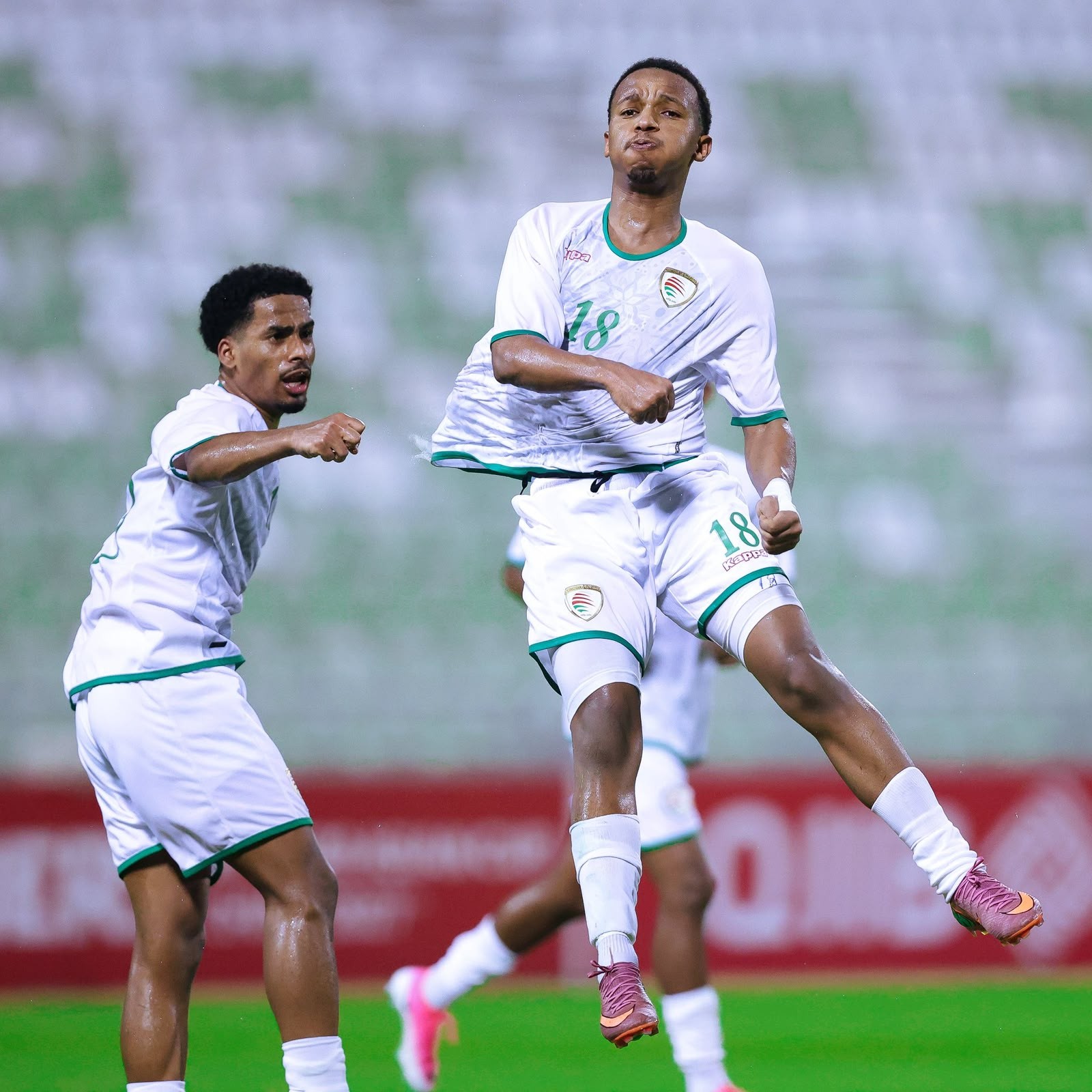 الأحمر الشاب (3).jpeg