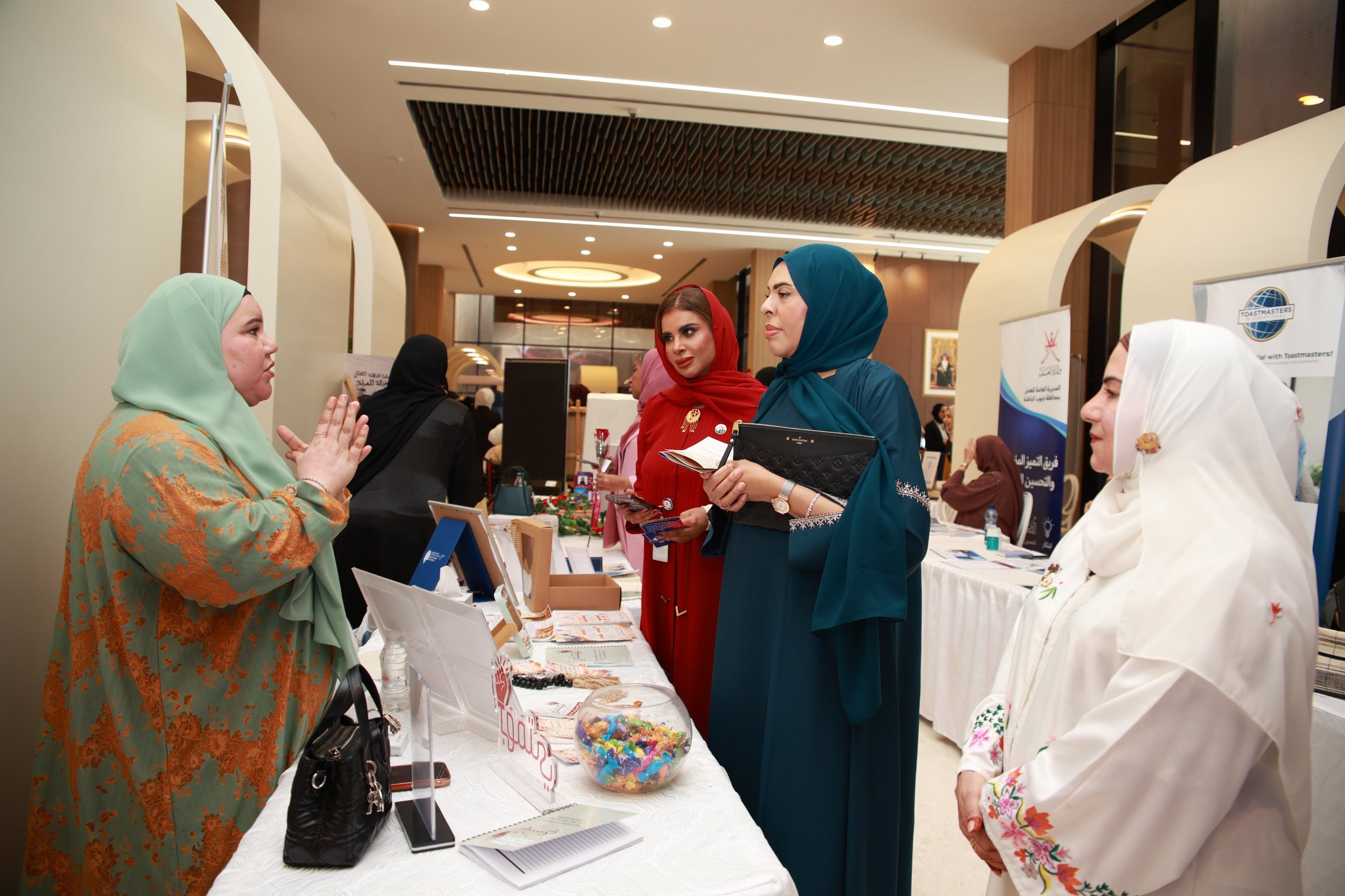 إبراز المبادرات والمشروعات النسائية التطوعية والصالونات الثقافية