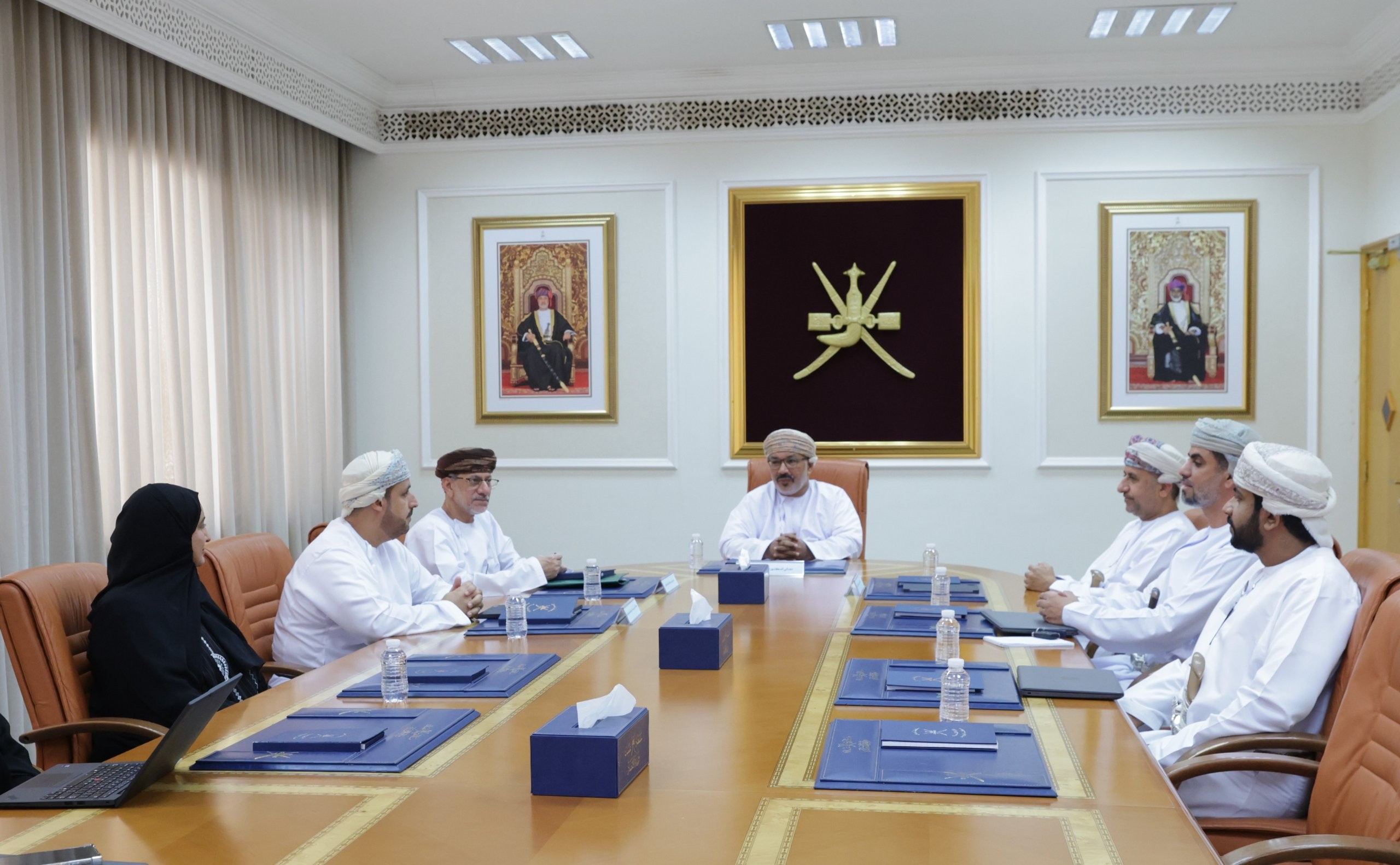مناقشة تعمين 130 مسمى وظيفيا بمجال الخدمات والمقاولات في قطاع النفط والغاز