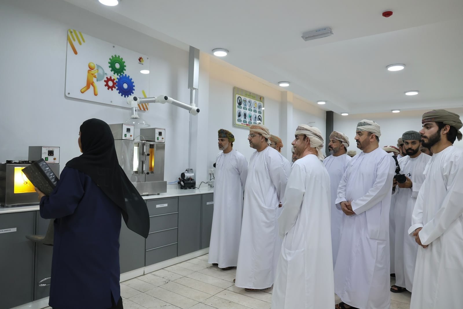 بحث تعزيز الشراكة بين محافظة البريمي وبنك التنمية