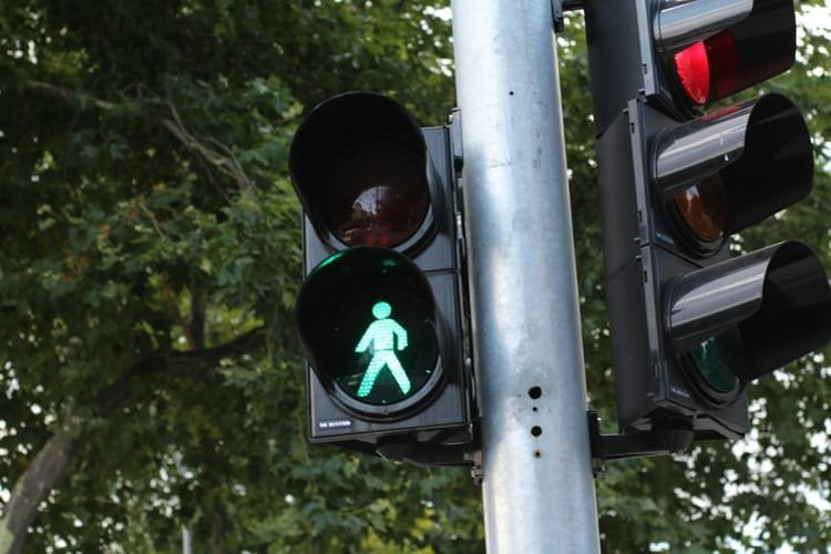 مسنون يخربون إشارات المرور في بريطانيا.. لماذا؟